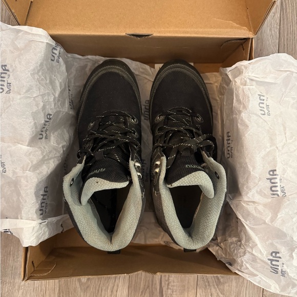 black hiking boots - Picture 5 of 8